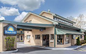 Days Inn By Wyndham Woodbury Long Island
